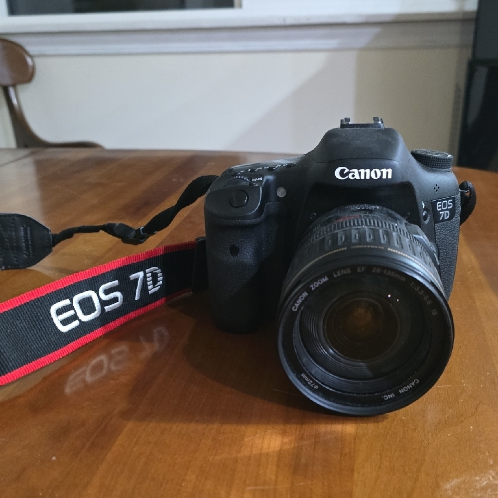 Canon EOS 7D camera body and Canon EF 28-135mm lens, with strap - Picture 2 of 9